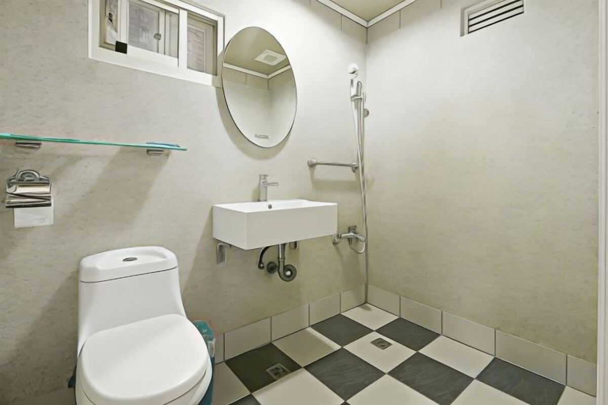 Kamar mandi | Pengering rambut, sandal, handuk, dan sampo