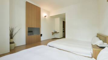 Deluxe Quadruple Room, 2 Double Beds, Non Smoking | Desk, blackout drapes, soundproofing, free WiFi