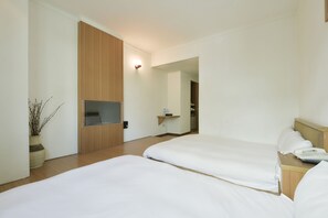 Deluxe Quadruple Room, 2 Double Beds, Non Smoking | Desk, blackout drapes, soundproofing, free WiFi - Raise Hotel Taichung (Taichung)