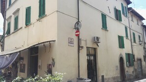 A building with a sign indicating 'VIA MAZZINI' and 'VIA DEL PANICO'. - Camere Mazzini 49 (Sansepolcro)