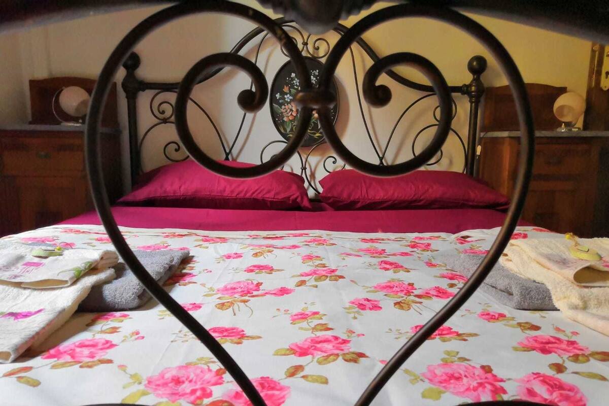 Double Room, Shared Bathroom | Hypo-allergenic bedding available, desk, individually decorated