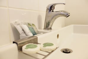 Classic Double Room, Private Bathroom | Bathroom | Hair dryer - Jolly Sailor- Fish on the Quay (Maldon)