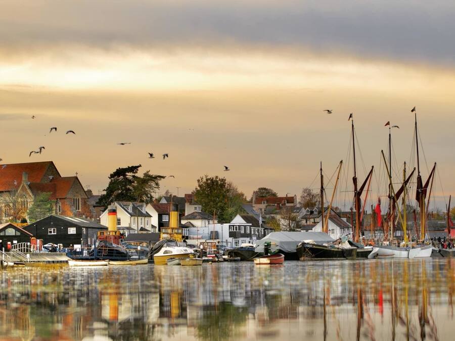 Un puerto con barcos, una iglesia y una ciudad.