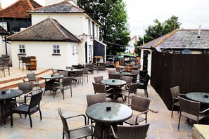 Exterior - Jolly Sailor- Fish on the Quay (Maldon)