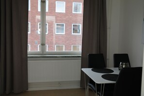 Studio (Large) | Spiseområde på rommet