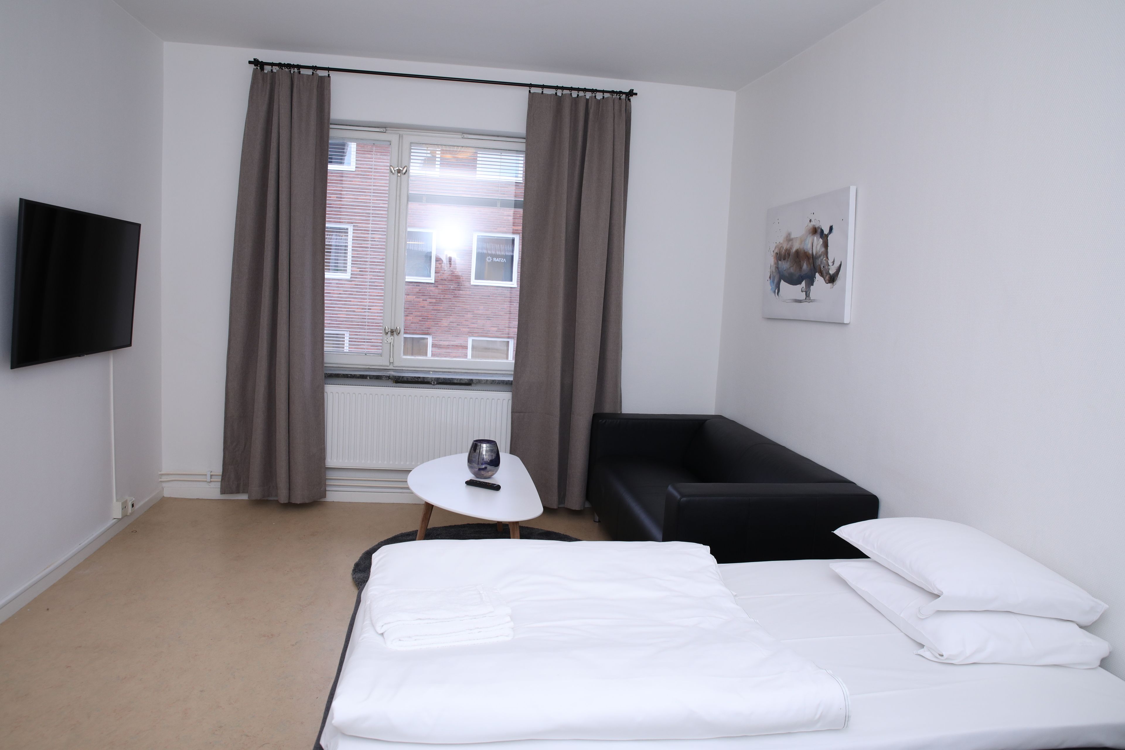 Studio (Large) | Desk, soundproofing, iron/ironing board, free WiFi