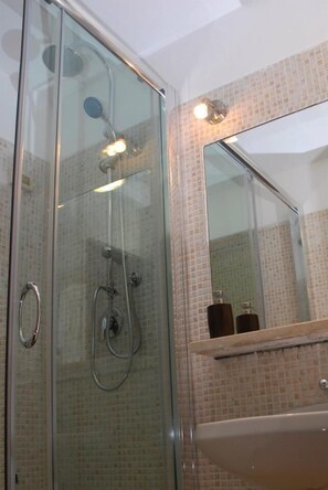 Double Room, 1 Double Bed | Bathroom | Shower, rainfall showerhead, hair dryer, bidet - The Rainbow B&B (Rome)