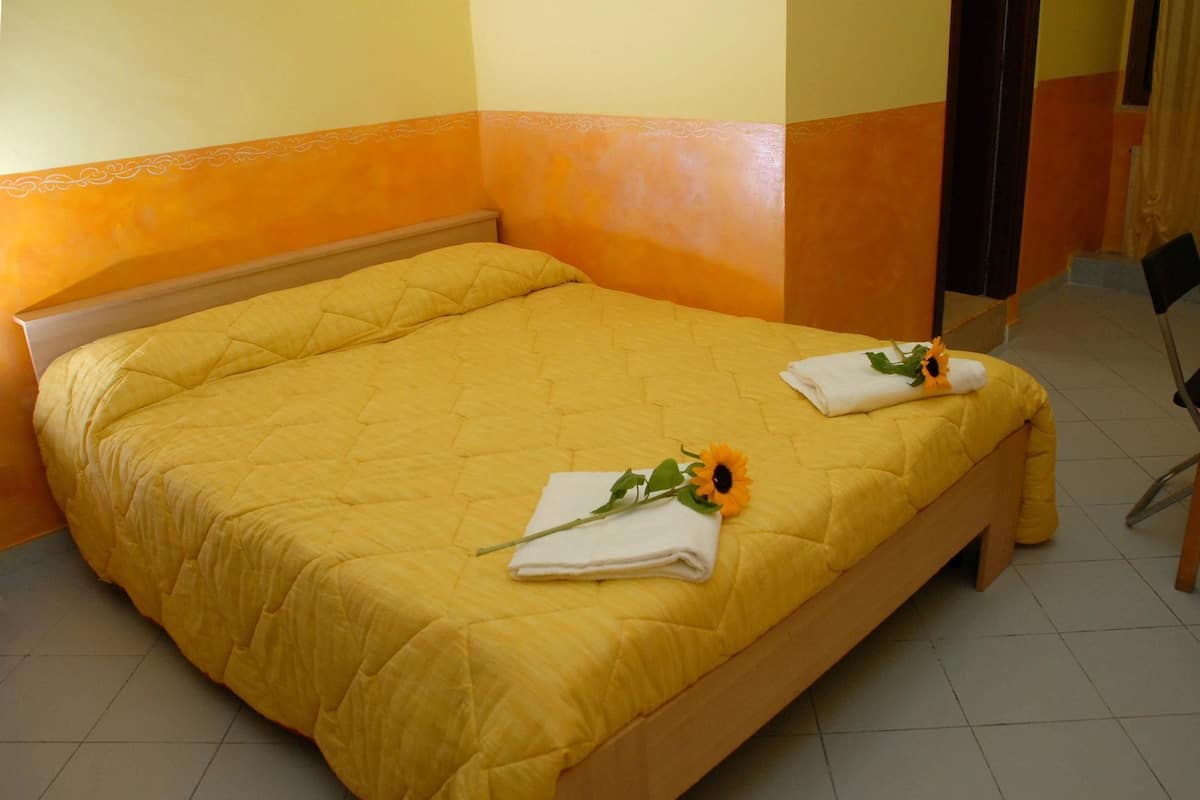 Double Room, 1 Queen Bed | Cribs/infant beds, free WiFi, bed sheets