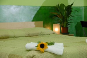 Double Room, 1 Queen Bed | Cribs/infant beds, free WiFi, bed sheets - The Rainbow B&B (Rome)
