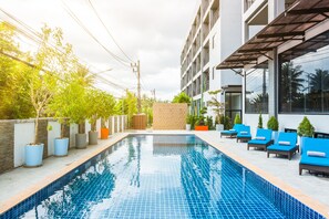 Outdoor pool, pool umbrellas, sun loungers - Maikhao Hotel  (Mai Khao)