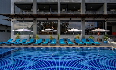 Outdoor pool, pool umbrellas, sun loungers
