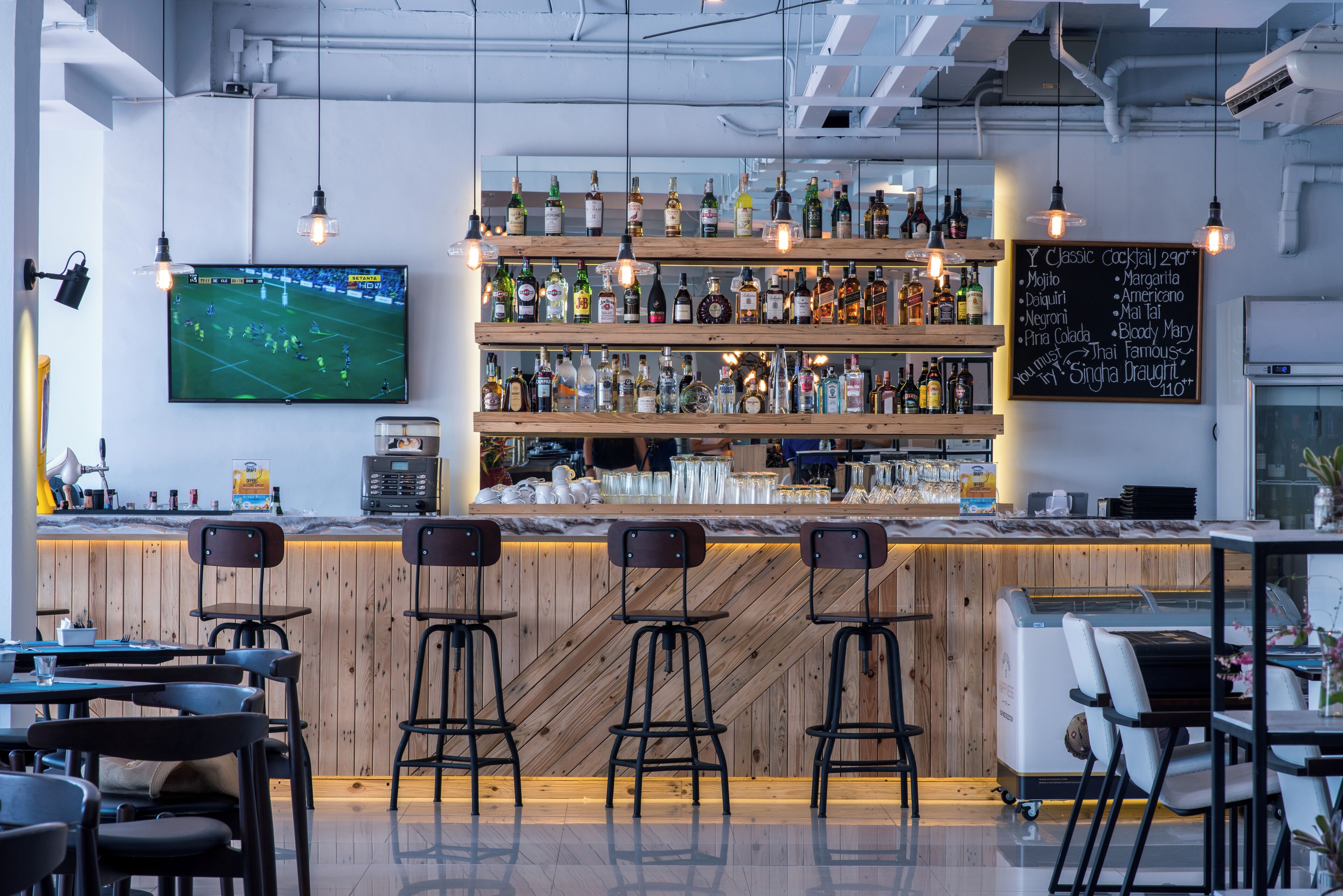 朝食、ランチ、ディナーに営業 (多国籍料理)