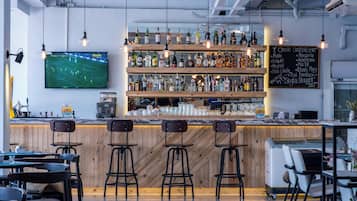 Serveert ontbijt, lunch, diner, internationale gerechten