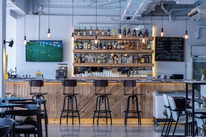 Se sirven desayunos, almuerzos y cenas; cocina internacional