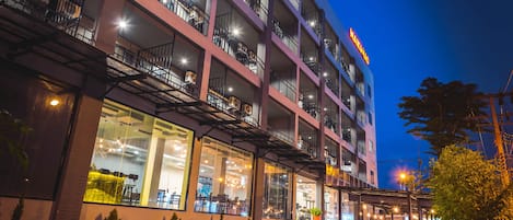 Fachada de la propiedad por la tarde o noche