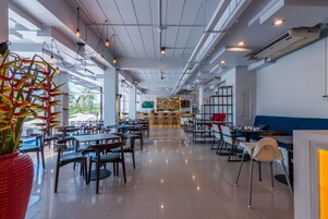 Se ofrece un desayuno bufé (250 THB por persona)