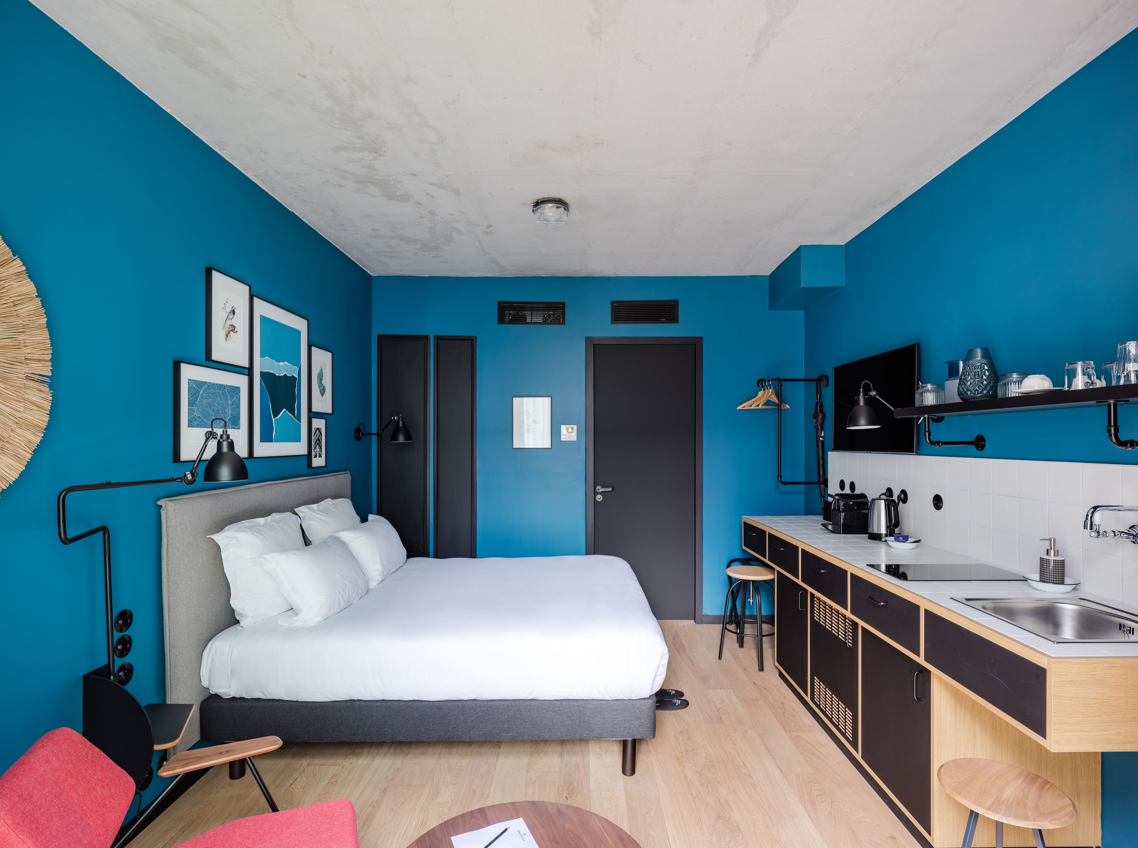 deluxe double or twin room, non smoking | minibar, in-room safe, individually decorated, individually furnished