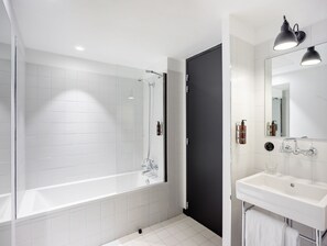 Ducha, artículos de higiene personal ecológicos y secador de pelo