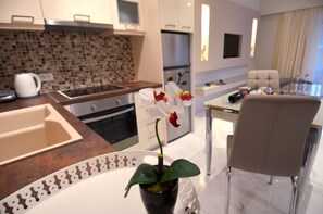 Apartamento Deluxe, vistas al mar | Cocina privada | Frigorífico, horno, placa de cocina y máquina de café espresso