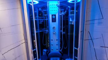 Studio Deluxe | Équipements de salle de bain | Douche, baignoire à jets, douche hydromassante, sèche-cheveux