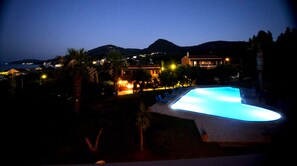 Fachada de la propiedad por la tarde o noche