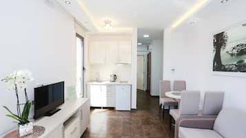 Departamento estándar | Área de sala de estar | Televisión LCD de 81 pulgadas con canales por cable y televisión