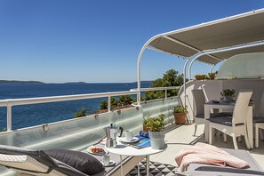 Panoramic Apartment, 2 Queen Beds, Non Smoking | Balcony - Villa Lola (Okrug)