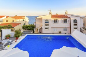 Seasonal outdoor pool - Villa Lola (Okrug)