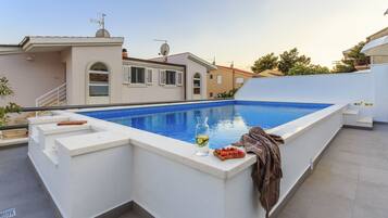 Sæsonbestemt udendørs pool