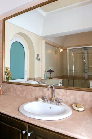 Quadruple Room (Orchidea) | Bathroom | Shower, free toiletries, hair dryer, bidet - B&B La Casa della Nonna (Scalea)