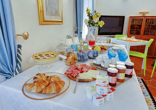 Café da manhã com buffet grátis todos os dias