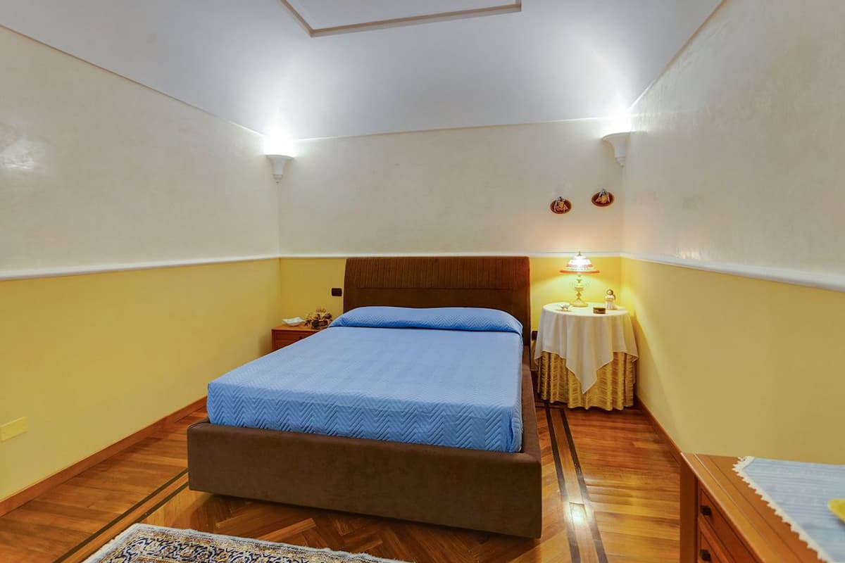 Quarto quádruplo (Orchidea) | Roupas de cama premium, frigobar, escrivaninha, cortinas blackout