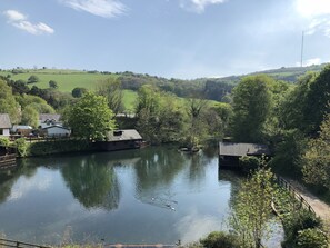 Une vue sur la rivière, avec des maisons et une jetée en bois.