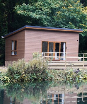 Deluxe Studio, 1 King Bed, Hot Tub, Lake View | Iron/ironing board, cribs/infant beds, rollaway beds, free WiFi - Herons Lake Retreat (Mold)