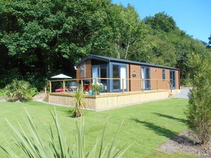 Deluxe Chalet, 2 Bedrooms, Hot Tub, Garden View | Iron/ironing board, cribs/infant beds, rollaway beds, free WiFi