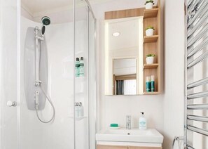 Studio, Hot Tub, Lake View | Bathroom