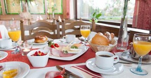 Café da manhã com buffet grátis todos os dias