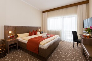 Quarto casal conforto | Escrivaninha, cortinas blackout, Wi-Fi de cortesia, roupa de cama