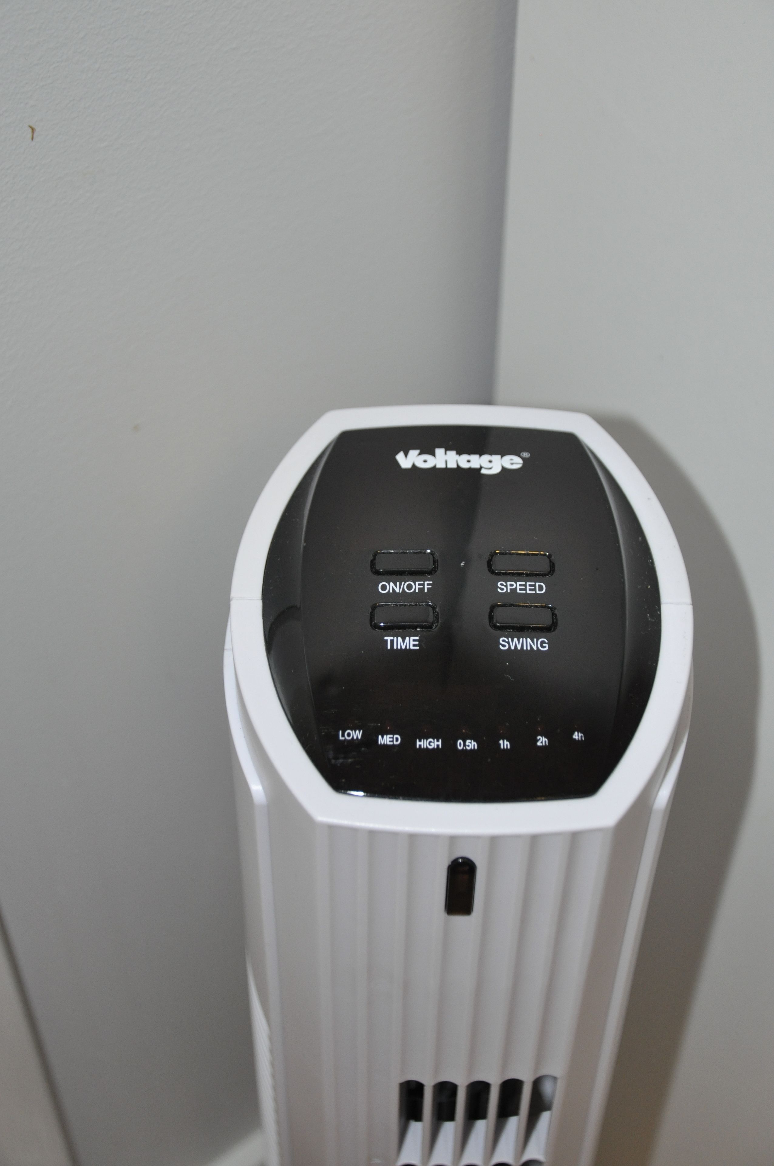 Calefactor eléctrico blanco con pantalla digital y botones de control etiquetados como 'ENCENDIDO/APAGADO', 'VELOCIDAD', 'TIEMPO' y 'BALANCEO'.