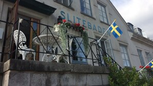 Un edificio con el cartel 'SLITEBADEN' y una bandera sueca.