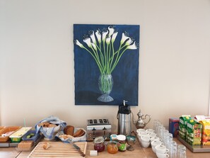 بوفيه فطور مجانًا يوميًا