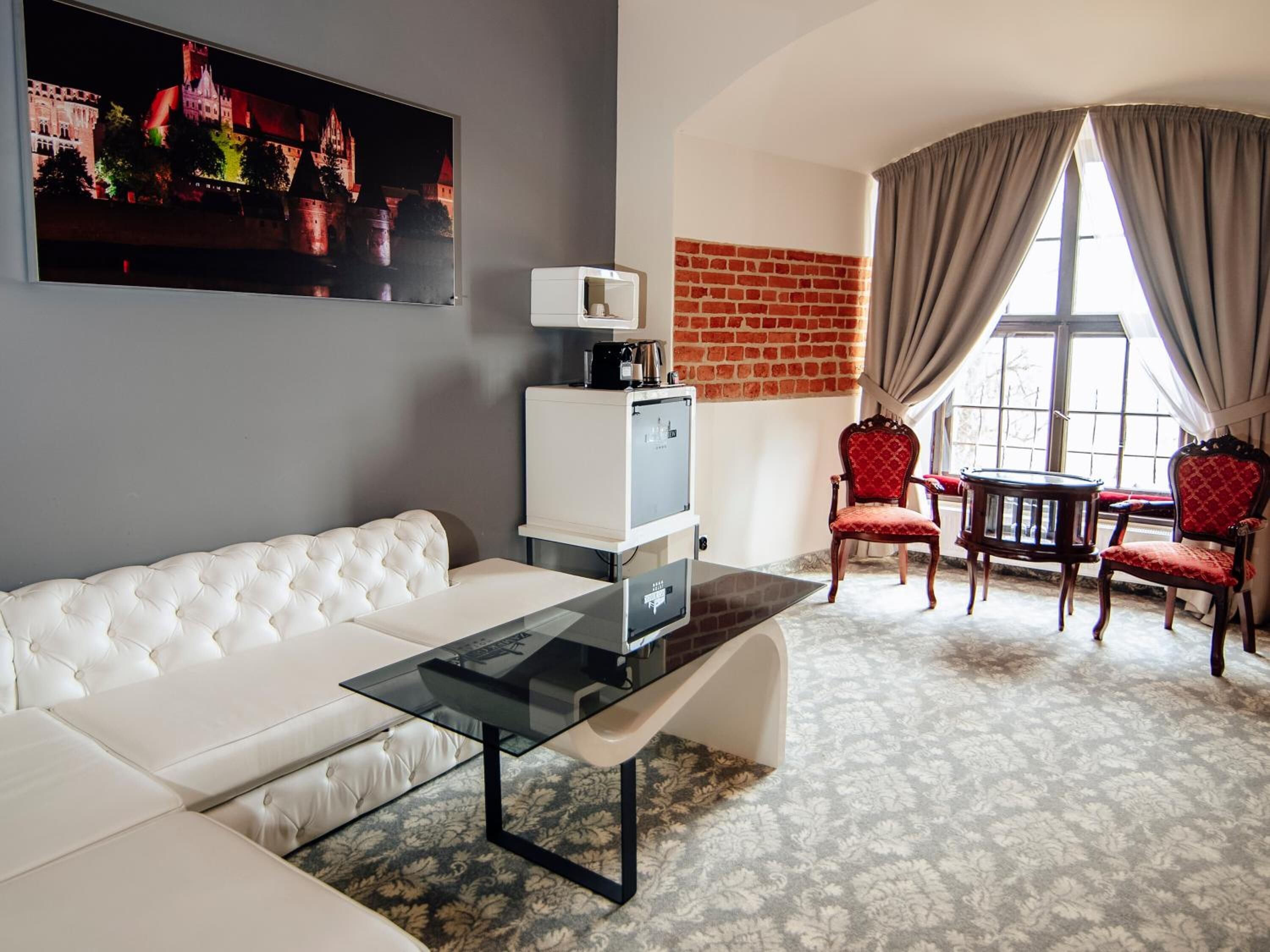 32-inch flat-screen tv with digital channels, tv