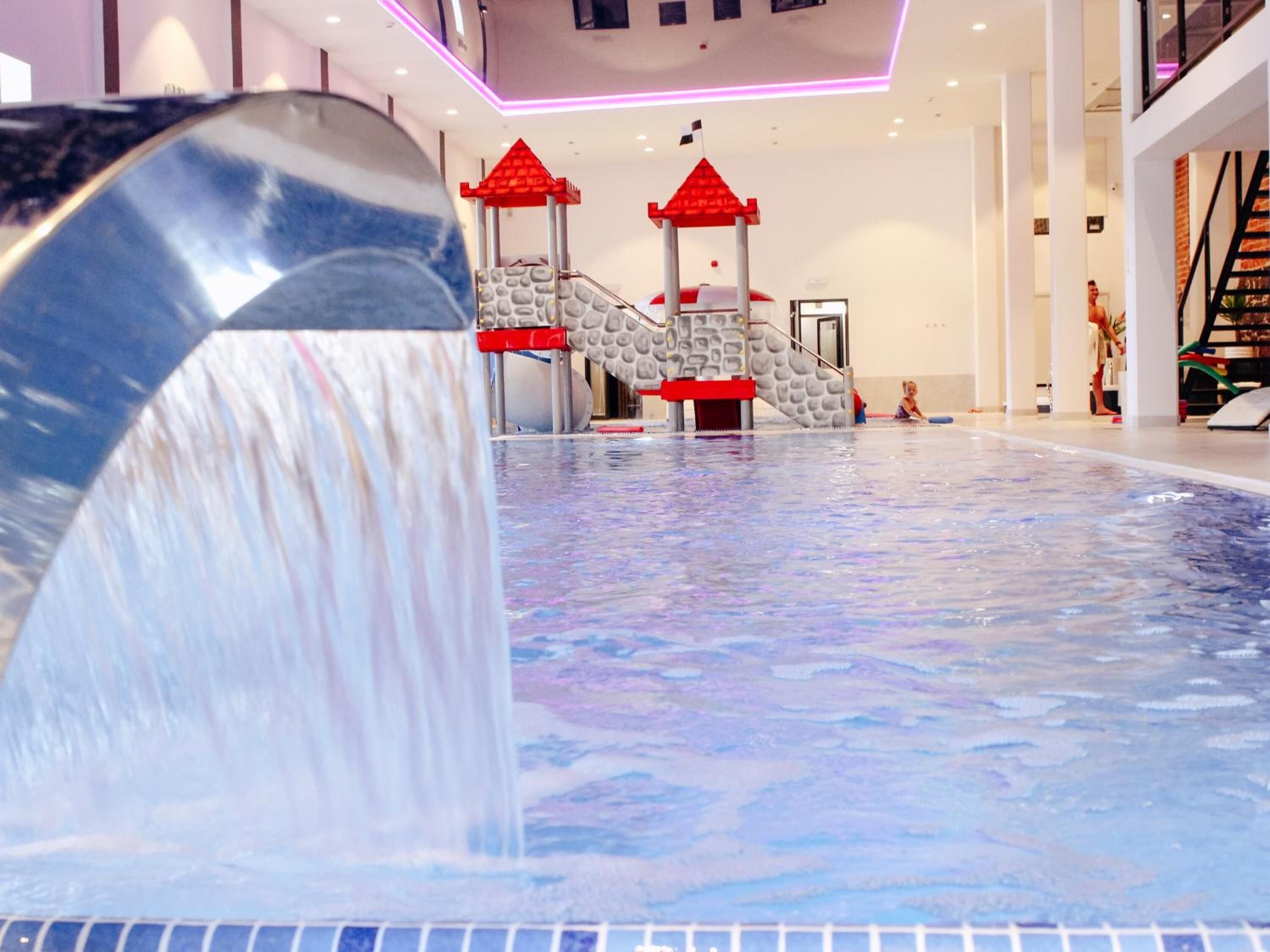 Piscina interna, funciona das 9h às 21h, espreguiçadeiras