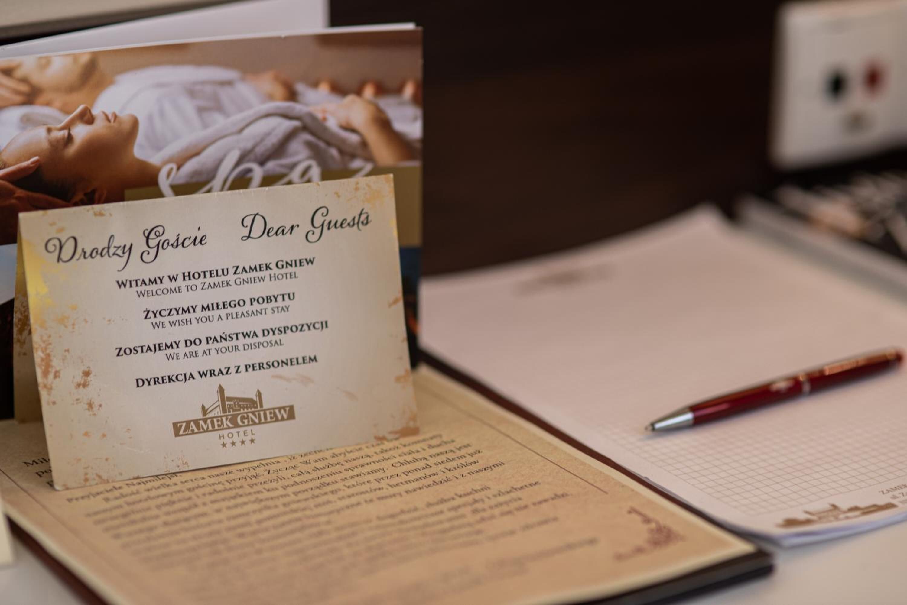 Une carte de bienvenue d’hôtel avec une photo d’une personne allongée, qui pourrait être un client. La carte contient un texte accueillant les clients à l’hôtel et mentionne le nom de l’hôtel.