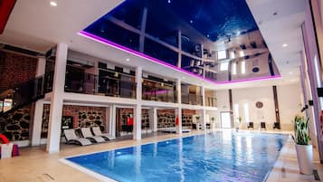 Indendørs pool, åben fra kl. 09.00 til kl. 21.00, liggestole