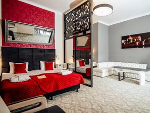 客房内保险箱、办公桌、遮光窗帘、熨斗/熨板