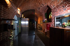 Kolam renang indoor, dengan kursi berjemur