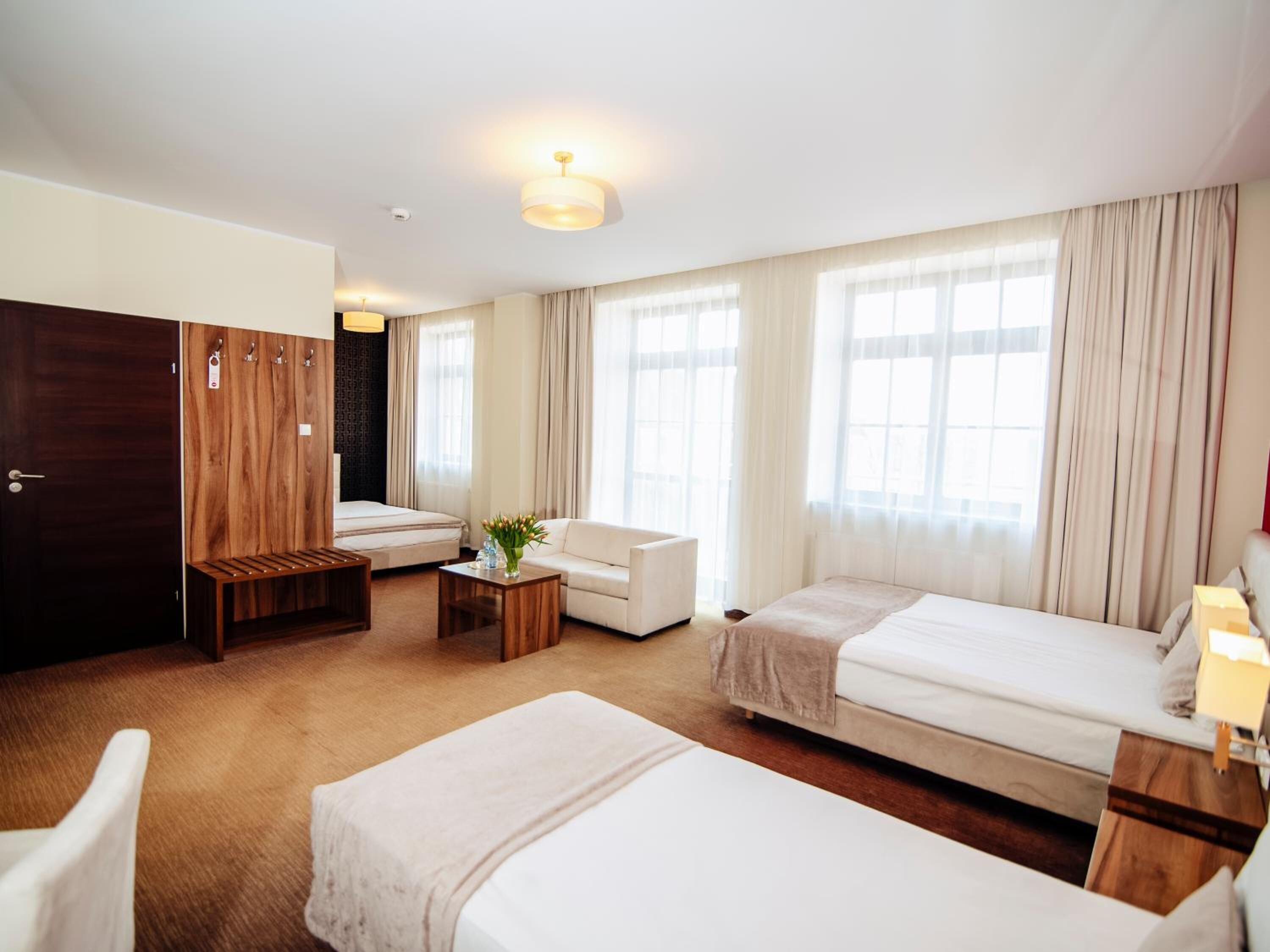 خزنة داخل الغرفة ومكتب وستائر تعتيم ومكواة/لوح كي