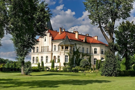 Exterior. Pałac Brzezno