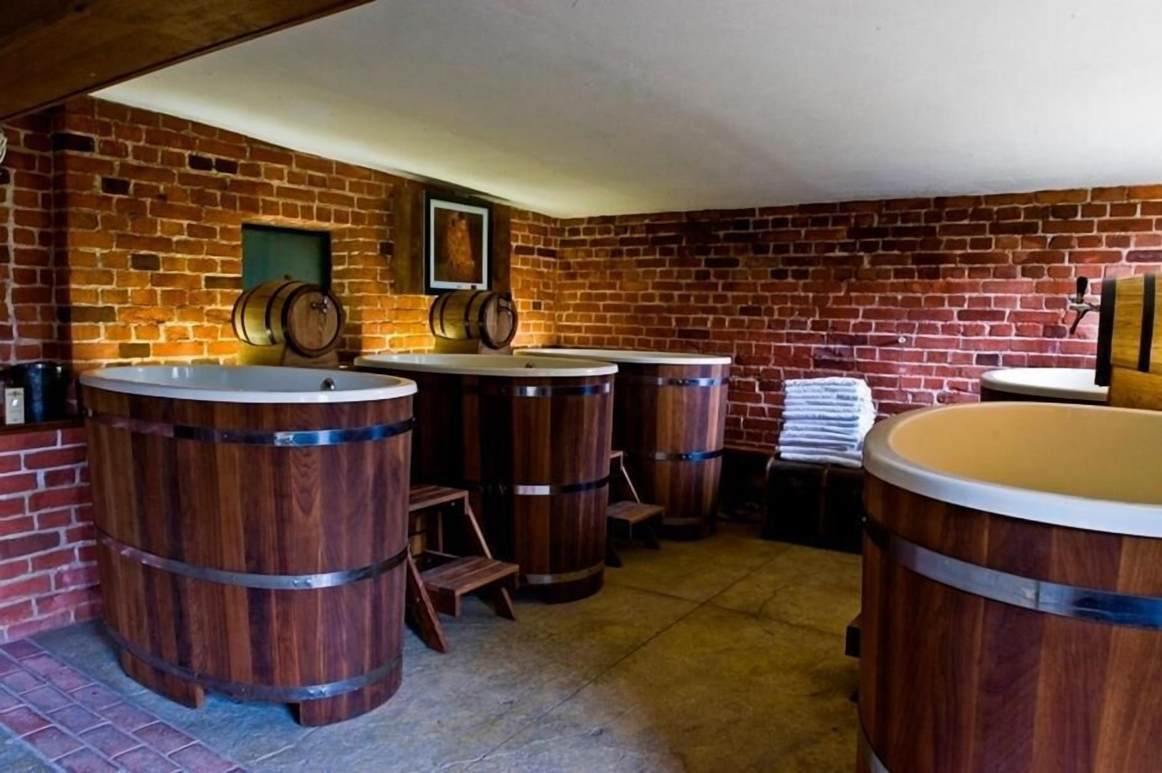 sauna, body treatments, body scrubs, facials, 1 treatment room, massages